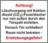Zusatztext Warnschild Achtung! Löschvorgang nur von außen – ISO 7010