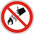 Verbotsschild als Symbol mit Wasser löschen verboten nach ISO 7010