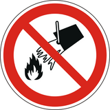 Verbotsschild als Symbol mit Wasser löschen verboten nach ISO 7010
